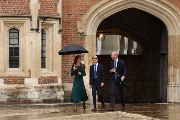 Britain s Catherine, Princess of Wales (L) and Britain s Prince William, Prince of Wales (R) laugh with their 13-year-old son, Britain s Prince George of Wales (C), after Prince William struggled to close his umbrella, as Prince George arrives for his fir Britain s Catherine, Princess of Wales (L) and Britain s Prince William, Prince of Wales (R) laugh with their 13-year-old son, Britain s Prince George of Wales (C), after Prince William struggled to close his umbrella, as Prince George arrives for his first day at Eton College, in Eton, west of London, on September 8, 2026., Credit:Avalon.red PA ROTA - B68 Avalon United Kingdom, Berkshire, Eton Copyright: xAvalon.redx xPAxROTAx-xB68x xAvalonx 1132438694
