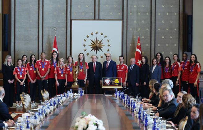 Turkish President Recep Tayyip Erdogan ANKARA, TURKIYE - SEPTEMBER 8: (----EDITORIAL USE ONLY - MANDATORY CREDIT - TURKISH PRESIDENCY MURAT KULA HANDOUT - NO MARKETING NO ADVERTISING CAMPAIGNS - DISTRIBUTED AS A SERVICE TO CLIENTS----) Turkish President Recep Tayyip Erdogan receives members of the Turkish Women s National Volleyball Team after their victory at the 2026 CEV EuroVolley in Istanbul, on September 08, 2026 in Ankara, Turkiye. TUR Presidency Murat Kula Anadolu Ankara Turkey. Editorial use only. Please get in touch for any other usage.  Copyright: x2026xAnadoluxTURxPresidencyx xMuratxKulax