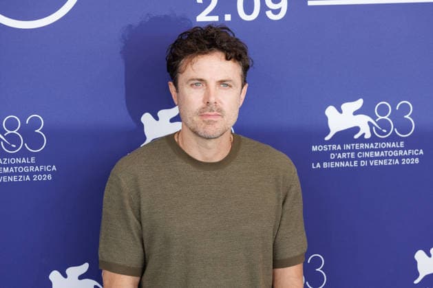 News - Company Photocall - The 83rd Venice International Film Festival Casey Affleck attends the Company photocall during the 83rd Venice International Film Festival at Sala Grande on September 08, 2026 in Venice, Italy. Photo: Cinzia Camela. Lido di Venezia Palazzo del Cinema Italy Copyright: xCinziaxCamelax xLiveMediax LPN_2658889