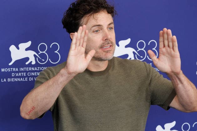 News - Company Photocall - The 83rd Venice International Film Festival Casey Affleck attends the Company photocall during the 83rd Venice International Film Festival at Sala Grande on September 08, 2026 in Venice, Italy. Photo: Cinzia Camela. Lido di Venezia Palazzo del Cinema Italy Copyright: xCinziaxCamelax xLiveMediax LPN_2658893