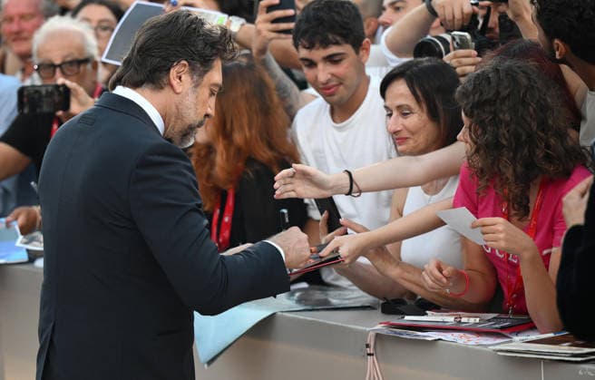 September 8, 2026, Venice, ITALY: Spanish actor Javier Bardem signs autographs as he arrives for the premiere of Bunker during the 83rd Venice Film Festival in Venice, Italy, 08 September 2026. The movie is presented in official competition Venezia 83 at the festival running from 02 to 12 September 2026. ANSA ETTORE FERRARI. Venice ITALY  - ZUMAa110 20260908_zaf_a110_059 Copyright: xEttorexFerrarix