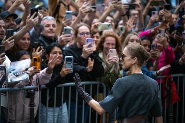 CELINE DION IN PARIS PHOTOPQR OUEST FRANCE Stéphane Geufroi Paris, September 8, 2026 Céline Dion leaves the Royal Monceau in the late afternoon. As usual, she took a few minutes to greet her fans. Paris, September 8, 2026 – Céline Dion leaves the Royal Monceau in the late afternoon. As usual, she took a few minutes to greet her admirers. Paris, France  Copyright: xPHOTOPQR OUESTxFRANCE MAXPPPxStéphanexGeufroix 20260908OFR8236 20260908OFR8236