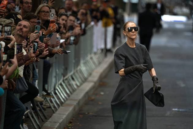 CELINE DION IN PARIS PHOTOPQR OUEST FRANCE Stéphane Geufroi Paris, September 8, 2026 Céline Dion leaves the Royal Monceau in the late afternoon. As usual, she took a few minutes to greet her fans. Paris, September 8, 2026 – Céline Dion leaves the Royal Monceau in the late afternoon. As usual, she took a few minutes to greet her admirers. Paris, France  Copyright: xPHOTOPQR OUESTxFRANCE MAXPPPxStéphanexGeufroix 20260908OFR8241 20260908OFR8241
