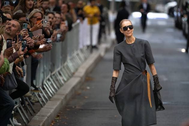 CELINE DION IN PARIS PHOTOPQR OUEST FRANCE Stéphane Geufroi Paris, September 8, 2026 Céline Dion leaves the Royal Monceau in the late afternoon. As usual, she took a few minutes to greet her fans. Paris, September 8, 2026 – Céline Dion leaves the Royal Monceau in the late afternoon. As usual, she took a few minutes to greet her admirers. Paris, France  Copyright: xPHOTOPQR OUESTxFRANCE MAXPPPxStéphanexGeufroix 20260908OFR8242 20260908OFR8242
