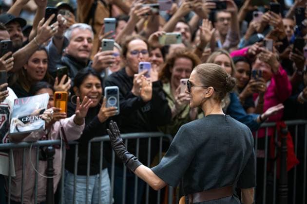 CELINE DION IN PARIS PHOTOPQR OUEST FRANCE Stéphane Geufroi Paris, September 8, 2026 Céline Dion leaves the Royal Monceau in the late afternoon. As usual, she took a few minutes to greet her fans. Paris, September 8, 2026 – Céline Dion leaves the Royal Monceau in the late afternoon. As usual, she took a few minutes to greet her admirers. Paris, France  Copyright: xPHOTOPQR OUESTxFRANCE MAXPPPxStéphanexGeufroix 20260908OFR8243 20260908OFR8243