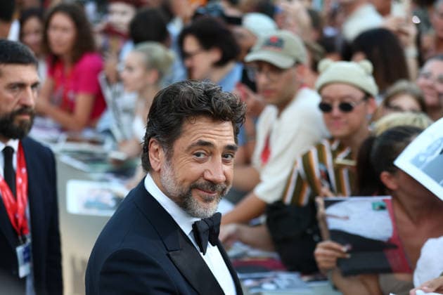 September 8, 2026, Venice Lido, Veneto, Italy: JAVIER BARDEM signs autographs for fans during the red carpet arrivals ahead of the Premiere screening of the movie Bunker at the 83rd Venice Film Festival at Sala Grande in Venice Lido, Italy. Venice Lido Italy  - ZUMAc179 20260908_zep_c179_253 Copyright: xMickaelxChavetx