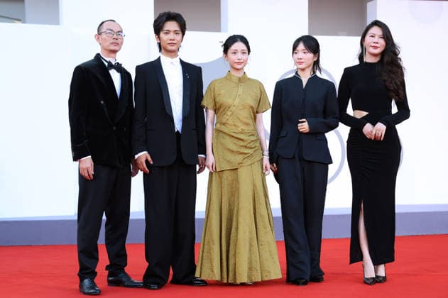 Zheng Xuanxuan, Sitong Li, Wang Xiaohui, Wang Yantong, and Hongchun Lan at the premiere of the film *Bunker* at the 2023 Venice Biennale—the 83rd Venice International Film Festival—at the Palazzo del Cinema in Venice, September 8, 2026 Foto:xD.xBedrosianx xFuturexImagex bunker_6765