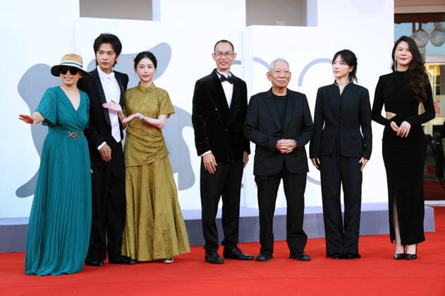 Guest, Sitong Li, Wang Xiaohui, Zheng Xuanxuan, Yuen Woo-ping, Wang Yantong, and Hongchun Lan at the premiere of the feature film *Bunker* at the 2023 Venice Biennale—the 83rd Venice International Film Festival—at the Palazzo del Cinema in Venice, September 8, 2026 Foto:xD.xBedrosianx xFuturexImagex bunker_6767
