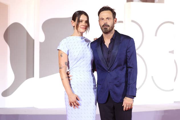Bacon lookalike and Scoot McNairy at the premiere of the film *Company* at the 2023 Venice Biennale, the 83rd Venice International Film Festival, at the Palazzo del Cinema in Venice, September 8, 2026 Foto:xD.xBedrosianx xFuturexImagex company_prem_6934