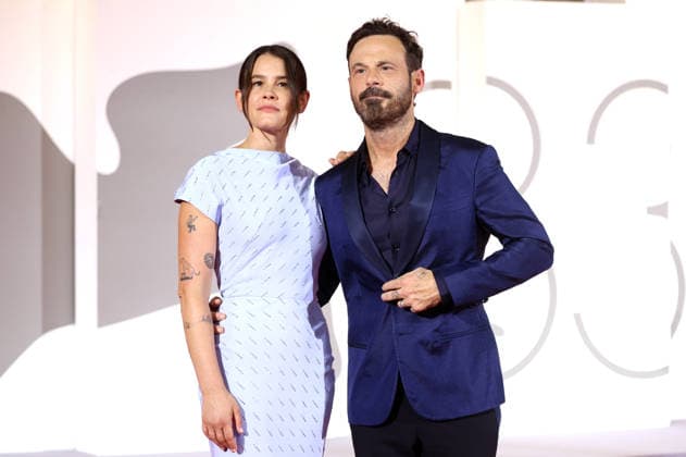 Bacon lookalike and Scoot McNairy at the premiere of the film *Company* at the 2023 Venice Biennale, the 83rd Venice International Film Festival, at the Palazzo del Cinema in Venice, September 8, 2026 Foto:xD.xBedrosianx xFuturexImagex company_prem_6935