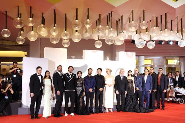 Ben Affleck, Indiana Affleck, Emily Alyn Lind, Scoot McNairy, Casey Affleck, Adelaide Clemens, Nick Nolte, and Caylee Cowan with the crew at the premiere of the film *Company* at the 2023 Venice Biennale—the 83rd Venice International Film Festival—at the Palazzo del Cinema in Venice, September 8, 2026 Foto:xD.xBedrosianx xFuturexImagex company_prem_6995