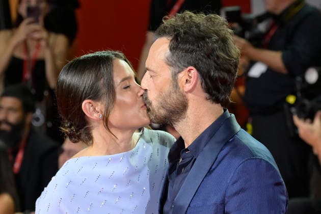 Company red carpet in Venice Lido - 08 Sep 2026 Scott McNairy (r) and Sosie Bacon (l) attend the red carpet of movie Company during the 83rd Venice Film Festival at Palazzo del cinema. Venice Lido Italy Copyright: xMarioxCartellix xSOPAxImagesx _DSC2168