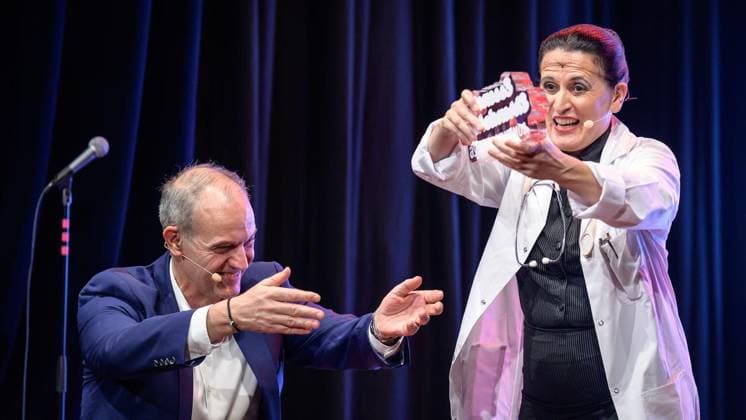 Essen Comedy Awards Ceremony: Essen Honorary Doctorate and Jupp s Pott ** FOR EDITORIAL USE ONLY ** EDITORIAL USE ONLY ** p Carmela de Feo, recipient of the Essen Honorary Doctorate, at the Comedy Awards ceremony—the Essen Honorary Doctorate and Jupp s Pott—on Tuesday, September 8, 2026, at the Stratmanns Theater in Essen, Germany (North Rhine-Westphalia, Essen). Copyright Copyright: UwexErnst doc87iouhmd1eu1hplnow5o ,EDITORIAL USE ONLY Copyright: UwexErnst