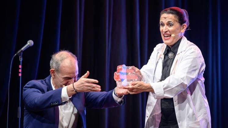 Essen Comedy Awards Ceremony: Essen Honorary Doctorate and Jupp s Pott ** FOR EDITORIAL USE ONLY ** EDITORIAL USE ONLY ** p Carmela de Feo, recipient of the Essen Honorary Doctorate, at the Comedy Awards ceremony—the Essen Honorary Doctorate and Jupp s Pott—on Tuesday, September 8, 2026, at the Stratmanns Theater in Essen, Germany (North Rhine-Westphalia, Essen). Copyright Copyright: UwexErnst doc87iouhph0ys9hfhbi0q ,EDITORIAL USE ONLY Copyright: UwexErnst