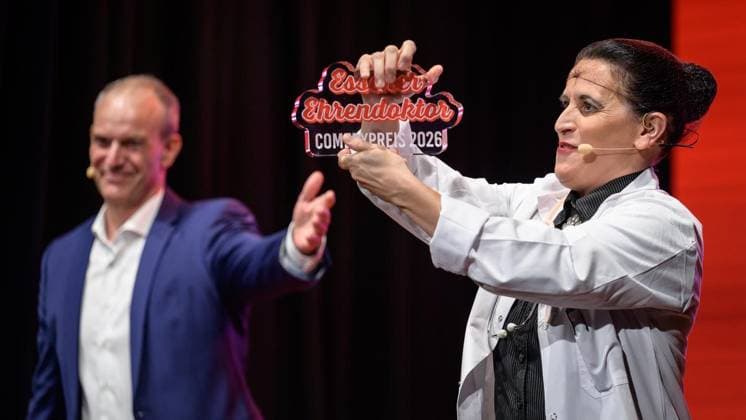 Essen Comedy Awards Ceremony: Essen Honorary Doctorate and Jupp s Pott ** FOR EDITORIAL USE ONLY ** EDITORIAL USE ONLY ** p Carmela de Feo, recipient of the Essen Honorary Doctorate, at the Comedy Awards ceremony—the Essen Honorary Doctorate and Jupp s Pott—on Tuesday, September 8, 2026, at the Stratmanns Theater in Essen, Germany (North Rhine-Westphalia, Essen). Copyright Copyright: UwexErnst doc87iouhqxrewip9u9w5o ,EDITORIAL USE ONLY Copyright: UwexErnst