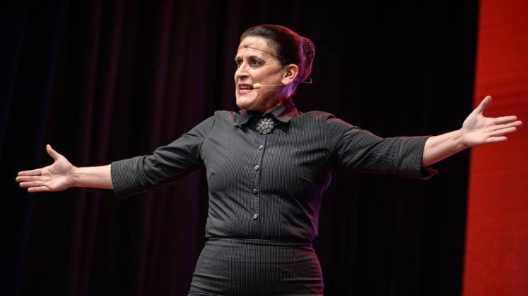Essen Comedy Awards Ceremony: Essen Honorary Doctorate and Jupp s Pott ** FOR EDITORIAL USE ONLY ** EDITORIAL USE ONLY ** p Carmela de Feo, recipient of the Essen Honorary Doctorate, at the Comedy Awards ceremony—the Essen Honorary Doctorate and Jupp s Pott—on Tuesday, September 8, 2026, at the Stratmanns Theater in Essen, Germany (North Rhine-Westphalia, Essen). Copyright Copyright: UwexErnst doc87iouhzqczt1ap9uzczq ,EDITORIAL USE ONLY Copyright: UwexErnst