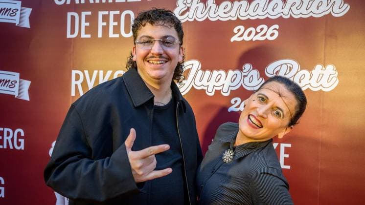 Essen Comedy Awards Ceremony: Essen Honorary Doctorate and Jupps Pott ** FOR EDITORIAL USE ONLY ** EDITORIAL USE ONLY ** p Carmela de Feo, recipient of the Essen Honorary Doctorate, and Ryko, recipient of the Jupps Pott Award, at the Comedy Awards Ceremony for the Essen Honorary Doctorate and the Jupps Pott Award on Tuesday, September 8, 202 Copyright: UwexErnst doc87iouiiv2bp4dciw5o ,EDITORIAL USE ONLY Copyright: UwexErnst
