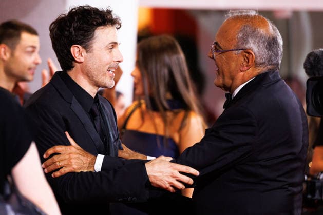 News - Company Red Carpet - The 83rd Venice International Film Festival Casey Affleck and Alberto Barbera attend the Company Screening during the 83rd Venice International Film Festival at Sala Grande on September 8, 2026 in Venice, Italy. Photo: Cinzia Camela. Lido di Venezia Palazzo del Cinema Italy Copyright: xCinziaxCamelax xLiveMediax LPN_2659736