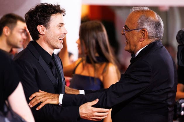News - Company Red Carpet - The 83rd Venice International Film Festival Casey Affleck and Alberto Barbera attend the Company Screening during the 83rd Venice International Film Festival at Sala Grande on September 8, 2026 in Venice, Italy. Photo: Cinzia Camela. Lido di Venezia Palazzo del Cinema Italy Copyright: xCinziaxCamelax xLiveMediax LPN_2659739