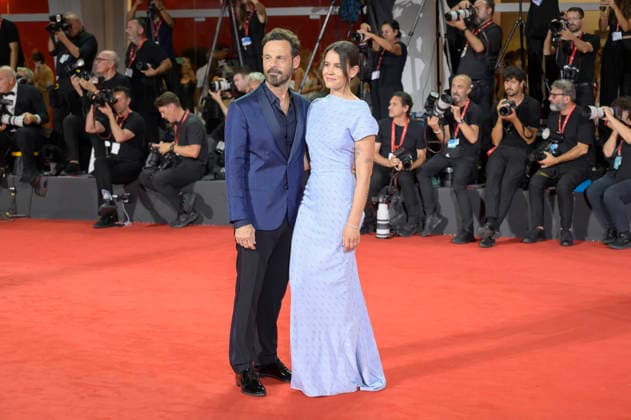 Scoot McNairy and Sosie Bacon at the premiere of the film *Company* at the 2023 Venice Biennale—the 83rd Venice International Film Festival—at the Palazzo del Cinema in Venice, September 8, 2026 Foto:xA.xM.xTinghinox xFuturexImagex company_6713