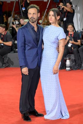 Scoot McNairy and Sosie Bacon at the premiere of the film *Company* at the 2023 Venice Biennale—the 83rd Venice International Film Festival—at the Palazzo del Cinema in Venice, September 8, 2026 Foto:xA.xM.xTinghinox xFuturexImagex company_6714