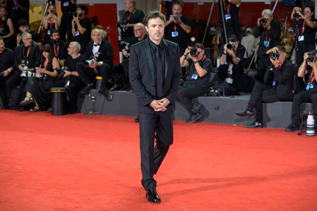 Casey Affleck at the premiere of the film *Company* at the 2023 Venice Biennale, the 83rd Venice International Film Festival, at the Palazzo del Cinema in Venice, September 8, 2026 Foto:xA.xM.xTinghinox xFuturexImagex company_6750