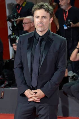 Casey Affleck at the premiere of the film *Company* at the 2023 Venice Biennale, the 83rd Venice International Film Festival, at the Palazzo del Cinema in Venice, September 8, 2026 Foto:xA.xM.xTinghinox xFuturexImagex company_6753