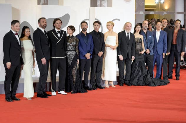 Ben Affleck, Indiana Affleck, Emily Alyn Lind, Scoot McNairy, Casey Affleck, Adelaide Clemens, Nick Nolte, and Caylee Cowan with the crew at the premiere of the film *Company* at the 2023 Venice Biennale—the 83rd Venice International Film Festival—at the Palazzo del Cinema in Venice, September 8, 2026 Foto:xA.xM.xTinghinox xFuturexImagex company_6756