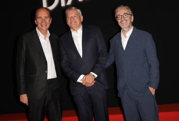 Xavier Niel, Ted Sarandos, CEO of Netflix, and Pierre Antoine Capton; Preview screening of the film *Dix pour cent* at the Olympia in Paris on September 8, 2026; Coadic Guirec; Bestimage; Preview of the film *Dix pour cent* at the Olympia in Paris on September 8, 2026; Paris, France  Copyright: xCOADICxGUIRECx xBESTIMAGExCOADICxGUIRECx xBESTIMAGEx
