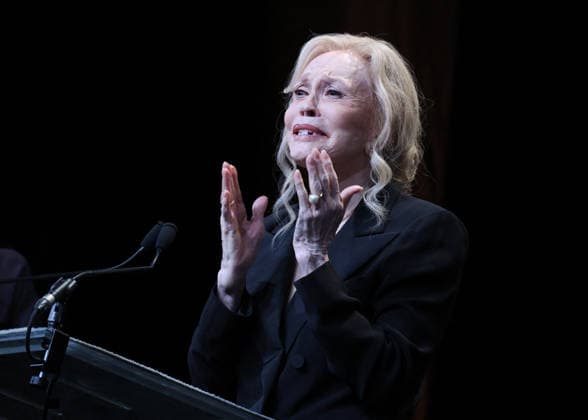 Faye Dunaway receives the Deauville Icon Award on stage at the CID. Faye Dunaway receives the Deauville Icon Award during the 52nd edition of the Deauville American Film Festival on September 8, 2026. Denis Guignebourg, Bestimage. Faye Dunaway receives the Deauville Icon Award at the 52nd Deauville American Film Festival on September 8, 2026 Deauville, United States  Copyright: xDenisxGuignebourgx xBestimagexDenisxGuignebourgx xBestimagex