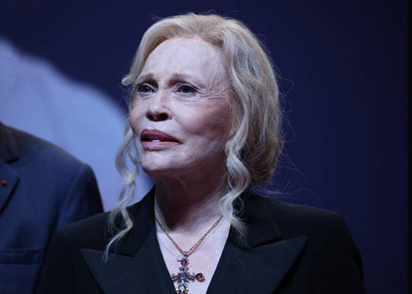 Faye Dunaway receives the Deauville Icon Award on stage at the C I D Faye Dunaway receives the Deauville Icon Award at the 52nd Deauville American Film Festival on September 8, 2026 Denis Guignebourg Bestimage Faye Dunaway receives the Deauville Icon Award at the 52nd Deauville American Film Festival on September 8, 2026 Deauville, United States  Copyright: xDenisxGuignebourgx xBestimagexDenisxGuignebourgx xBestimagex