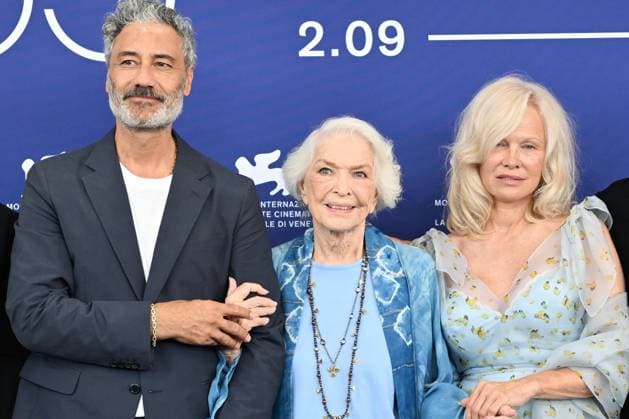 September 9, 2026, Venice, Rome, Italy: Taika Waititi, Ellen Burstyn, and Pamela Anderson during the photocall for Place To Be, at the 83rd Venice Film Festival. Venice, September 9, 2026 Venice Italy  - ZUMAa289 20260909_zia_a289_032 Copyright: xMlax xAgfx