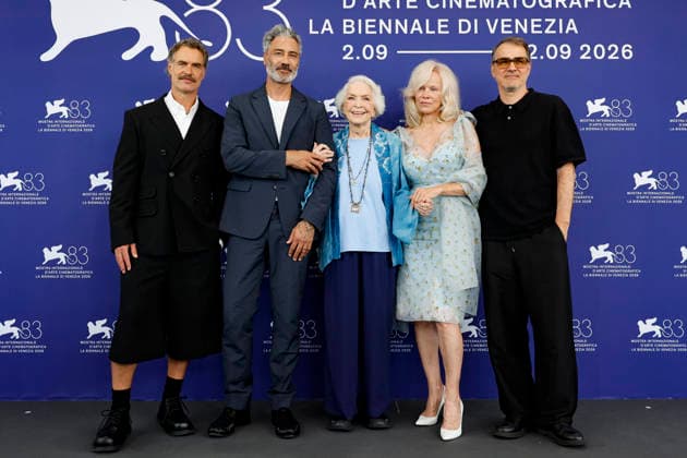 September 9, 2026, Venice, ITALY: (L-R) Munray Bartlett, Taika Waititi, Ellen Burstyn, Pamela Anderson and Kornel Mundruczo pose for the photocall of ˜Place To Be during the 83rd Venice Film Festival in Venice, Italy, 09 September 2026. The movie is presented out of competition at the festival running from 02 to 12 September 2026. ANSA FABIO FRUSTACI. Venice ITALY  - ZUMAa110 20260909_zaf_a110_037 Copyright: xFabioxFrustacix