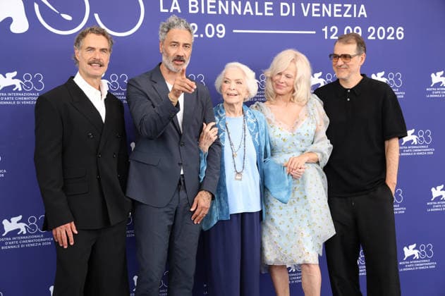 Murray Bartlett, Taika Waititi, Ellen Burstyn, Pamela Anderson and Kornel Mundruczo at the photo call for the film *Place to Be* at the 2026 Venice Biennale—the 83rd Venice International Film Festival—at the Palazzo del Casino in Venice, September 9, 2026 Foto:xD.xBedrosianx xFuturexImagex place_6995