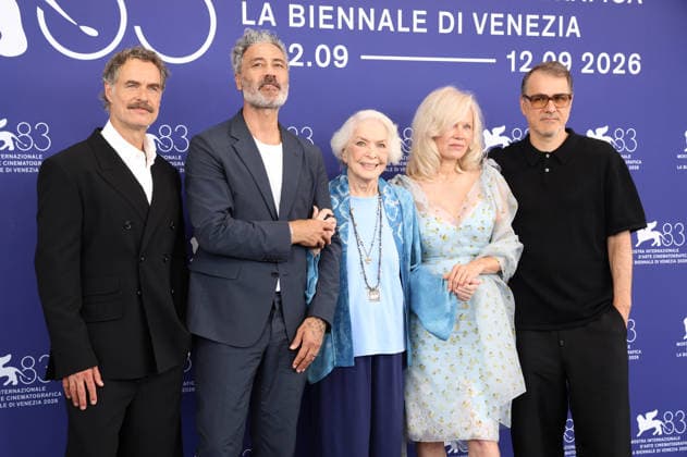 Murray Bartlett, Taika Waititi, Ellen Burstyn, Pamela Anderson and Kornel Mundruczo at the photo call for the film *Place to Be* at the 2026 Venice Biennale—the 83rd Venice International Film Festival—at the Palazzo del Casino in Venice, September 9, 2026 Foto:xD.xBedrosianx xFuturexImagex place_6997