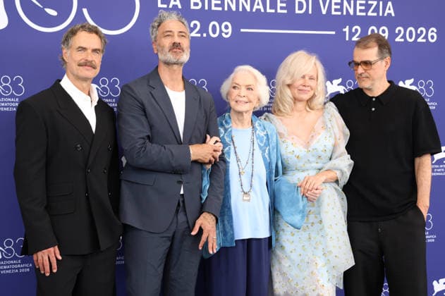 Murray Bartlett, Taika Waititi, Ellen Burstyn, Pamela Anderson and Kornel Mundruczo at the photo call for the film *Place to Be* at the 2026 Venice Biennale—the 83rd Venice International Film Festival—at the Palazzo del Casino in Venice, September 9, 2026 Foto:xD.xBedrosianx xFuturexImagex place_6999