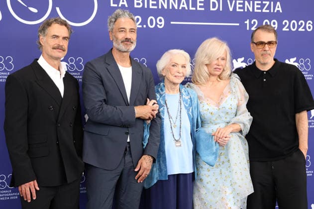 Murray Bartlett, Taika Waititi, Ellen Burstyn, Pamela Anderson, and Kornel Mundruczo at the photo call for the film *Place to Be* at the 2026 Venice Biennale, the 83rd Venice International Film Festival at the Palazzo del Casino in Venice, September 9, 2026 Foto:xD.xBedrosianx xFuturexImagex place_6998