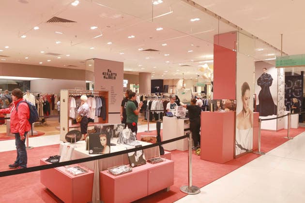 Opening of the Céline Dion Pop-Up Store at Galeries Lafayette in Paris, in conjunction with her concert series at the Plénitude Arena on September 9, 2026. From September 3 to October 5, 2026, fans will be able to find all kinds of merchandise, such as Maje T-shirts, exclusive collaborations with Pierre Hermé Paris, gloves, shopping bags. Visitors to the pop-up will have the opportunity to scan a QR code for a chance to win one of four pairs of tickets up for grabs for Céline Dion’s concerts. Christophe Aubert Bestimage A pop-up store dedicated to Céline Dion is opening at Galeries Lafayette in Paris on September 9, 2026, to coincide with her concert series at the Plénitude Arena. From September 3 to October 5, 2026, fans will be able to f Copyright: xChristophexAubertx xBestimagexChristophexAubertx xBestimagex
