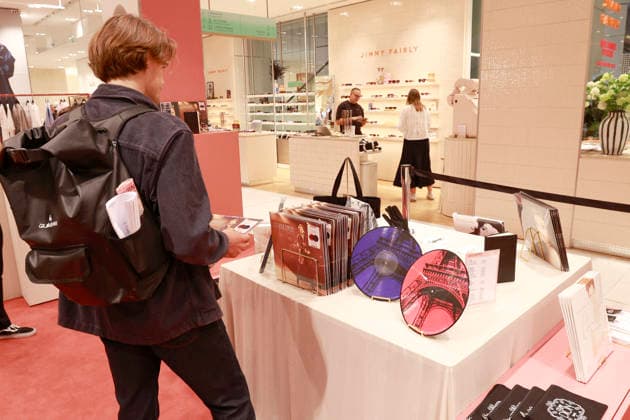 Opening of the Céline Dion Pop-Up Store at Galeries Lafayette in Paris, in conjunction with her concert series at the Plénitude Arena on September 9, 2026. From September 3 to October 5, 2026, fans will be able to find all kinds of merchandise, such as Maje T-shirts, exclusive collaborations with Pierre Hermé Paris, gloves, shopping bags. Visitors to the pop-up will have the chance to scan a QR code to enter a drawing for one of four pairs of tickets to Céline Dion’s concerts. Christophe Aubert Bestimage A pop-up store dedicated to Céline Dion is opening at Galeries Lafayette in Paris on September 9, 2026, to coincide with her concert series at the Plénitude Arena. From September 3 to October 5, 2026, fans will be able to find a wide range Copyright: xChristophexAubertx xBestimagexChristophexAubertx xBestimagex