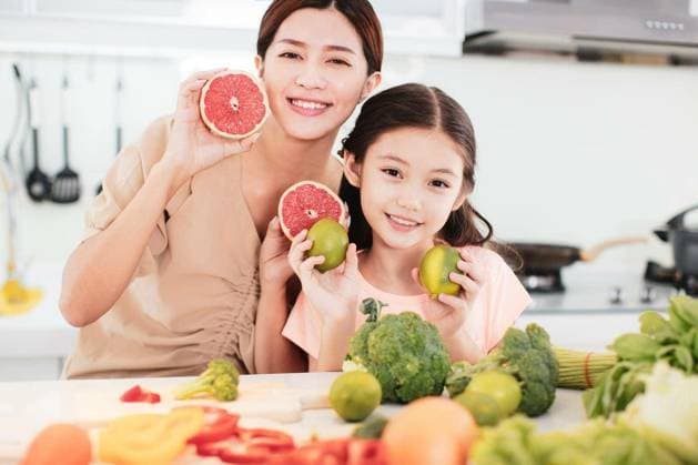 happy Mother and child daughter preparing the vegetables and fruit in kitchen Copyright: xtomwangx Panthermedia79890714.jpg