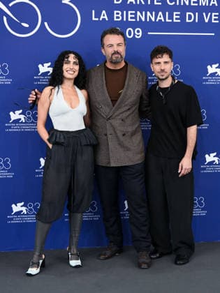 IPA88314726 - Venice, 83rd Venice International Film Festival 2026 Day 8 Photocall for *Il Fuoco che ti porti dentro* Pictured: Edoardo De Angelis, La Nina, Alfredo Maddaluno  Copyright: xAlbertoxTerenghix xPoolxPhotoxEventsx08x IPA88314726