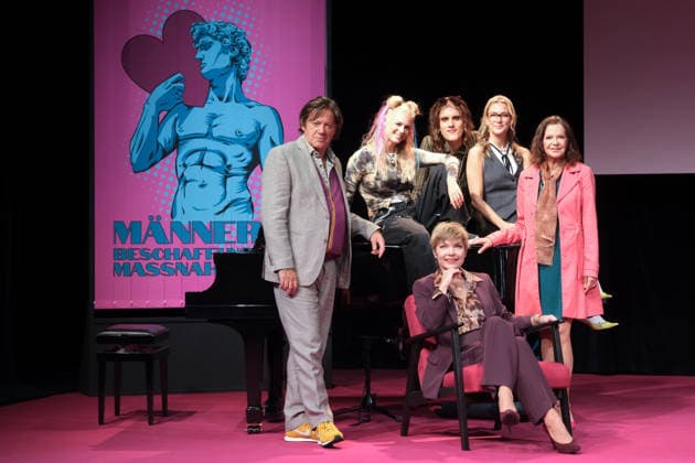 Dietmar Loeffler, Julia Lindholm, Jasper Middendorf, Linda Hesse, Angela Roy, and Antje Rietz at the photo shoot for the comedy *Männerbeschaffungsmaßnahmen* at the Winterhuder Fährhaus theater in Hamburg; four women rediscover their hopes and feelings during a joint seminar—a play full of music featuring many hits and evergreens, The pr