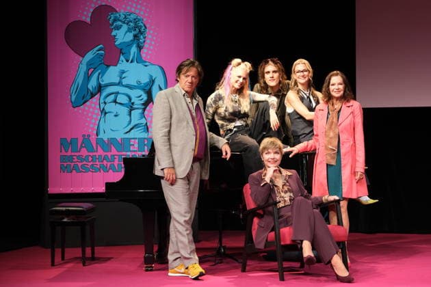 Dietmar Loeffler, Julia Lindholm, Jasper Middendorf, Linda Hesse, Angela Roy, and Antje Rietz at the photo shoot for the comedy *Männerbeschaffungsmaßnahmen* at the Winterhuder Fährhaus theater in Hamburg; four women rediscover their hopes and feelings during a joint seminar—a play full of music featuring many hits and evergreens, The pr