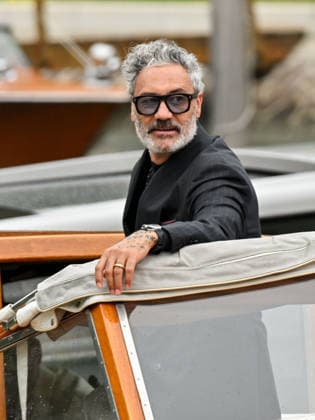 IPA88317177 - Venice, 83rd Venice International Film Festival 2026 - Day 8. Arrivals at the Hotel Excelsior pier. Pictured: Taika Waititi  Copyright: xManuelexMangiarottix xPoolxPhotoxEventsx08x IPA88317177