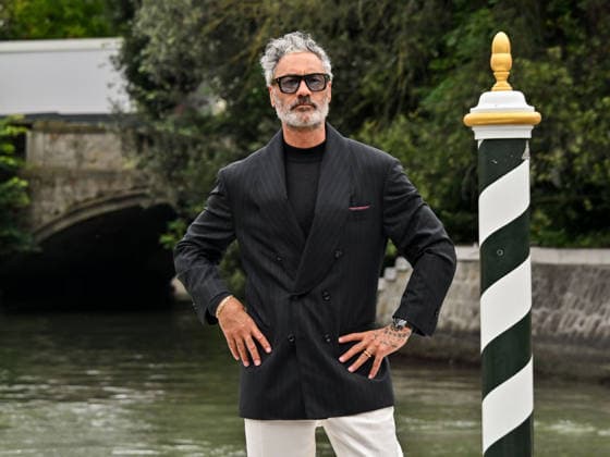 IPA88317190 - Venice, 83rd Venice International Film Festival 2026 - Day 8. Arrivals at the Hotel Excelsior pier. Pictured: Taika Waititi  Copyright: xManuelexMangiarottix xPoolxPhotoxEventsx08x IPA88317190