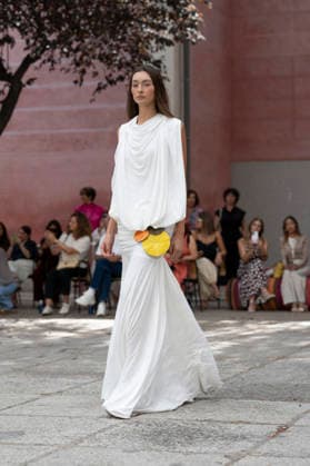 María Lafuente- OMODA Fashion Week Madrid, Spain - 09 Sep 2026 A model parades with María Lafuente design during the OMODA Fashion Week Madrid at Jardines Sabatini Madrid. Madrid Spain Copyright: xAtilanoxGarciax xSOPAxImagesx PHOTO06621