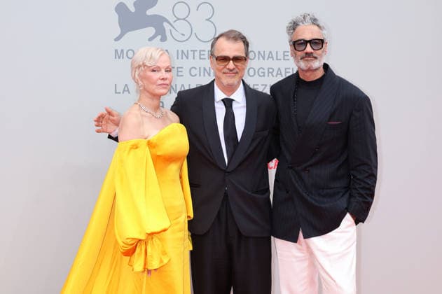 Pamela Anderson, Kornel Mundruczo, and Taika Waititi at the premiere of the film *Place to Be* at the 2023 Venice Biennale, the 83rd Venice International Film Festival, in the Sala Giardino, Venice, September 9, 2026 Foto:xD.xBedrosianx xFuturexImagex place_prem_6931