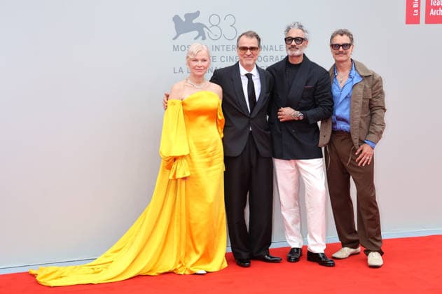 Pamela Anderson, Kornel Mundruczo, Taika Waititi, and Murray Bartlett at the premiere of the film *Place to Be* at the 2023 Venice Biennale—the 83rd Venice International Film Festival—in the Sala Giardino, Venice, September 9, 2026 Foto:xD.xBedrosianx xFuturexImagex place_prem_6935