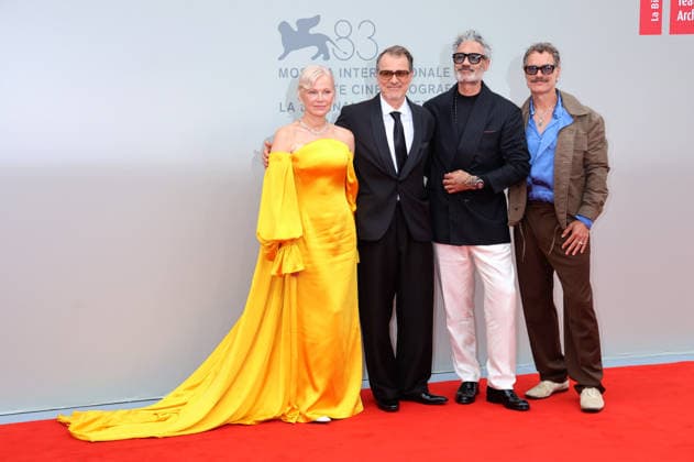 Pamela Anderson, Kornel Mundruczo, Taika Waititi, and Murray Bartlett at the premiere of the film *Place to Be* at the 2023 Venice Biennale—the 83rd Venice International Film Festival—in the Sala Giardino, Venice, September 9, 2026 Foto:xD.xBedrosianx xFuturexImagex place_prem_6936