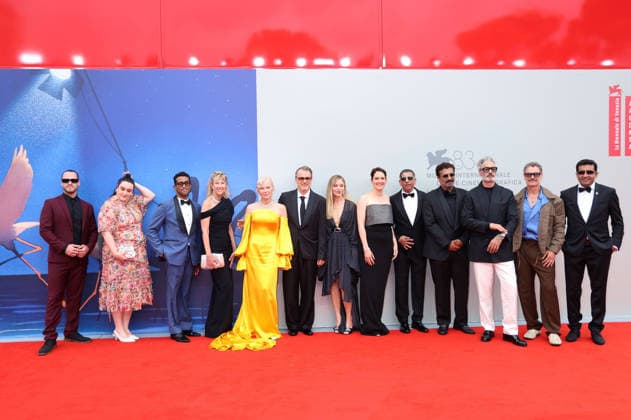 Pamela Anderson, Kornel Mundruczo, Taika Waititi, and Murray Bartlett with the cast and crew at the premiere of the feature film *Place to Be* at the 2023 Venice Biennale—the 83rd Venice International Film Festival—in the Sala Giardino, Venice, September 9, 2026 Foto:xD.xBedrosianx xFuturexImagex place_prem_6937